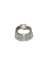 Anillo de compromiso con piedra en forma de corazon