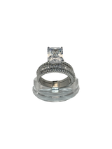 Anillo de compromiso con alianza circonia cuadrada