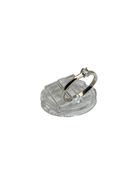 anillo de compromiso solitario con zircon transparente