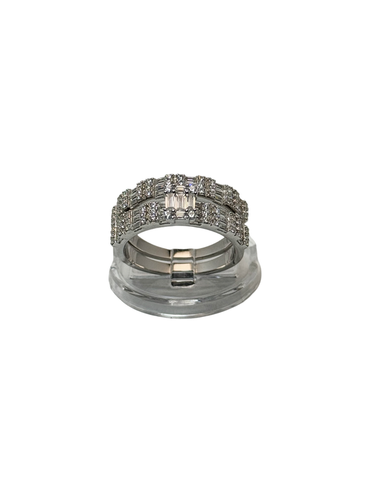 Anillo de compromiso con alianza y circonia baguette
