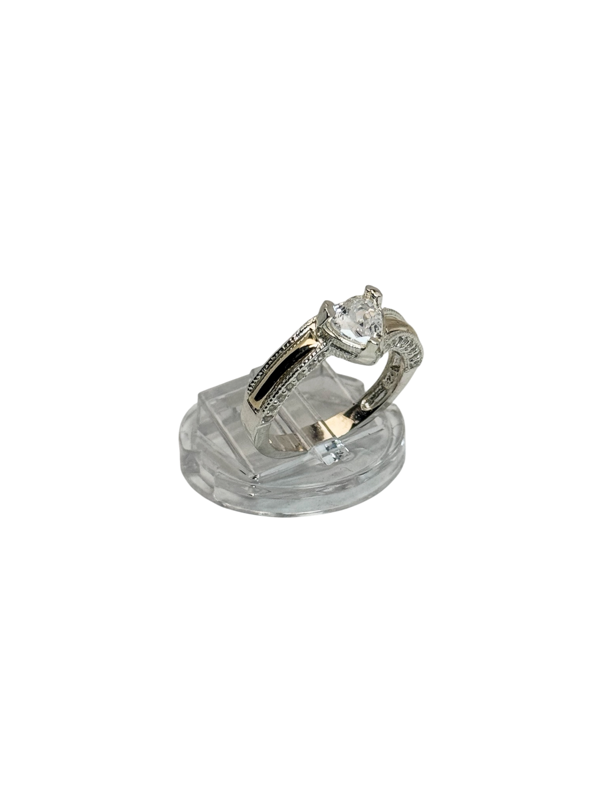 Anillo de compromiso con piedra en forma de corazon