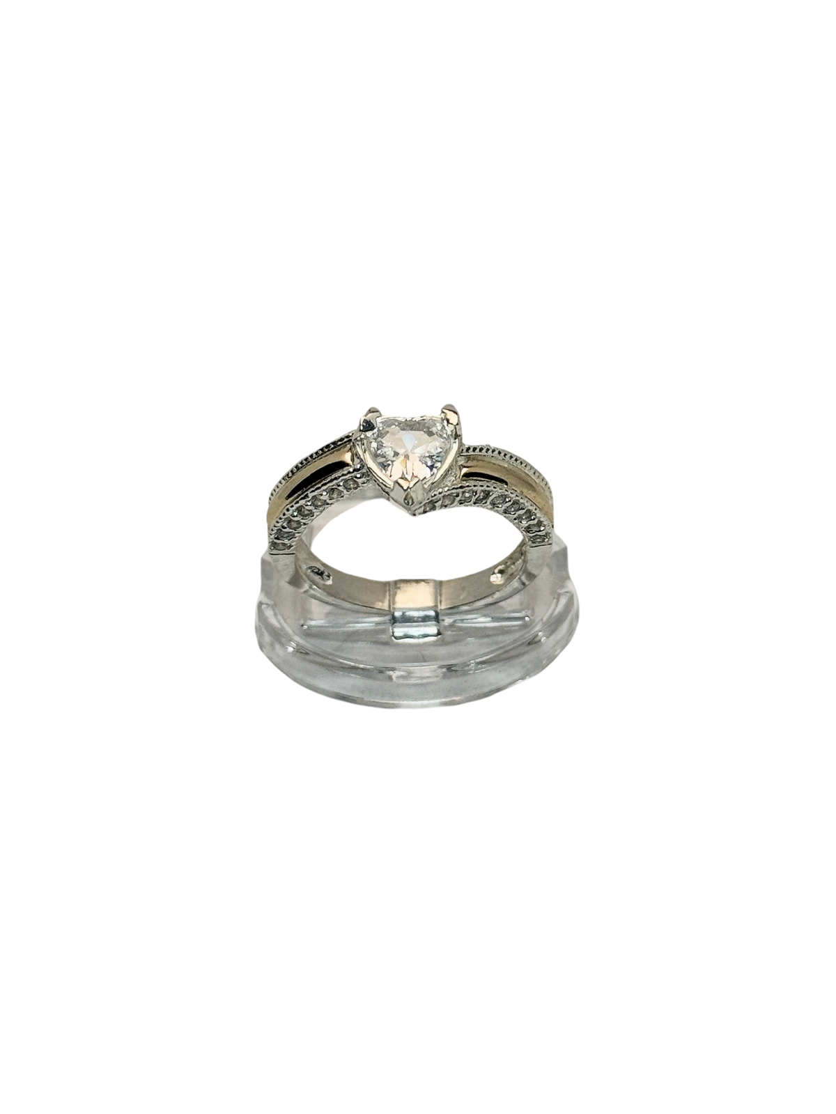 Anillo de compromiso con piedra en forma de corazon