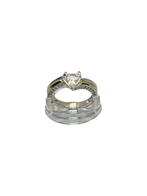 Anillo de compromiso con piedra en forma de corazon
