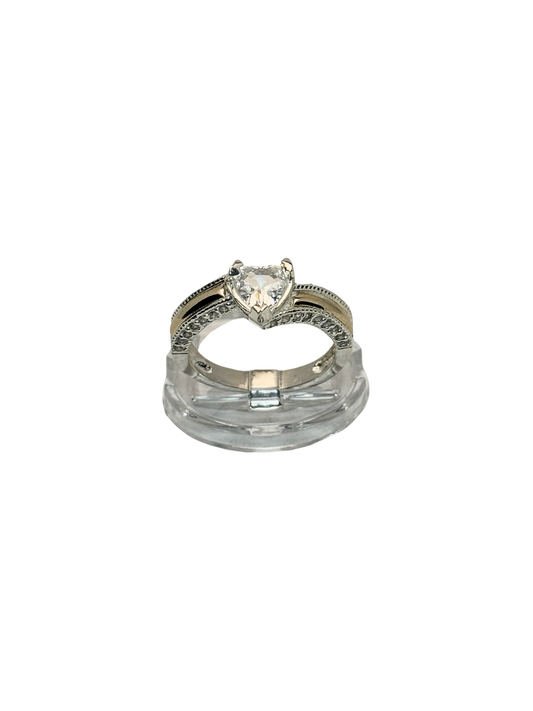 Anillo de compromiso con piedra en forma de corazon