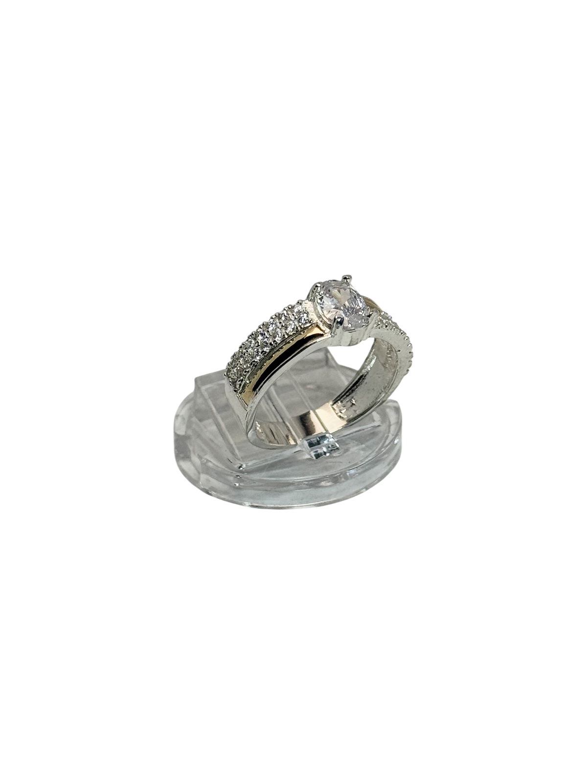 Anillo de compromiso con circonia ovalada y pave