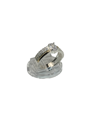 Anillo de compromiso con circonia ovalada y pave