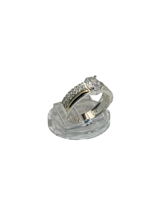 Anillo de compromiso con circonia ovalada y pave