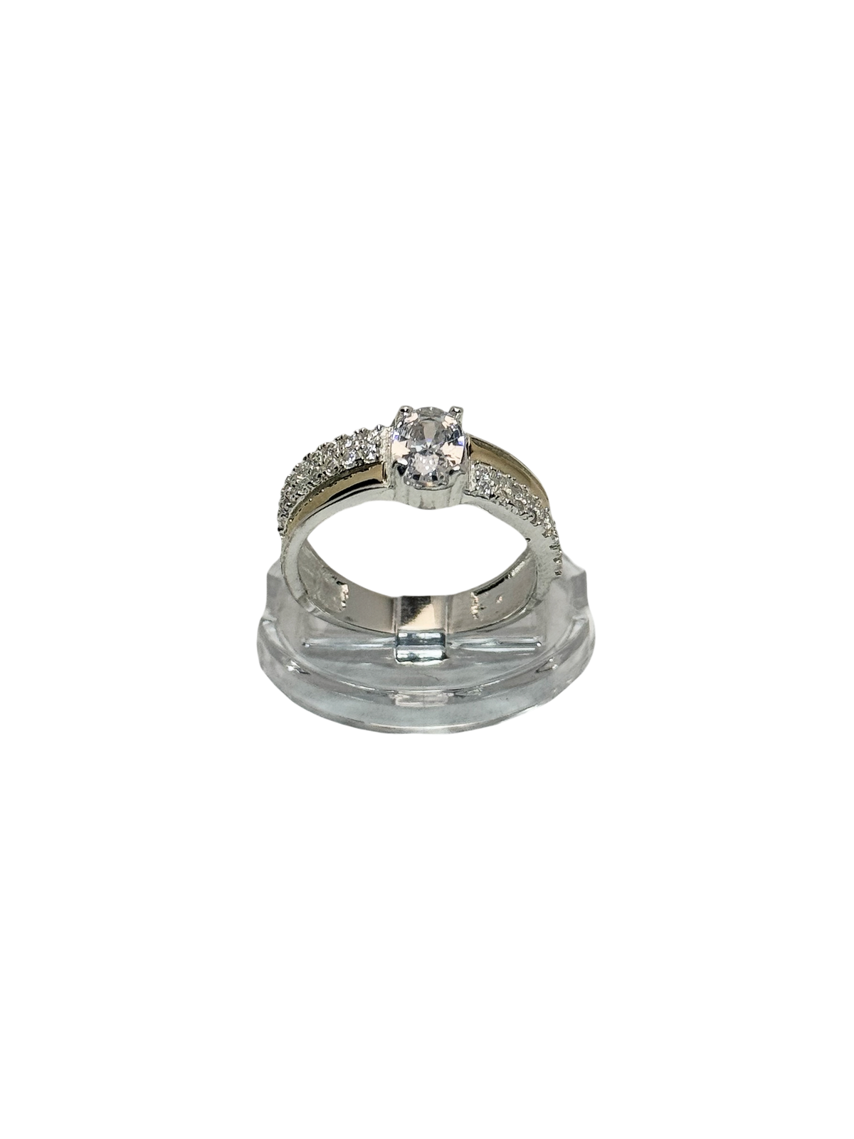 Anillo de compromiso con circonia ovalada y pave