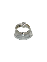 Anillo de compromiso con circonia ovalada y pave
