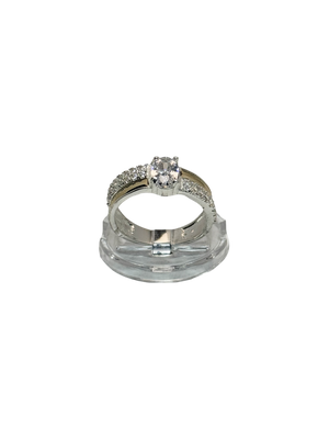 Anillo de compromiso con circonia ovalada y pave