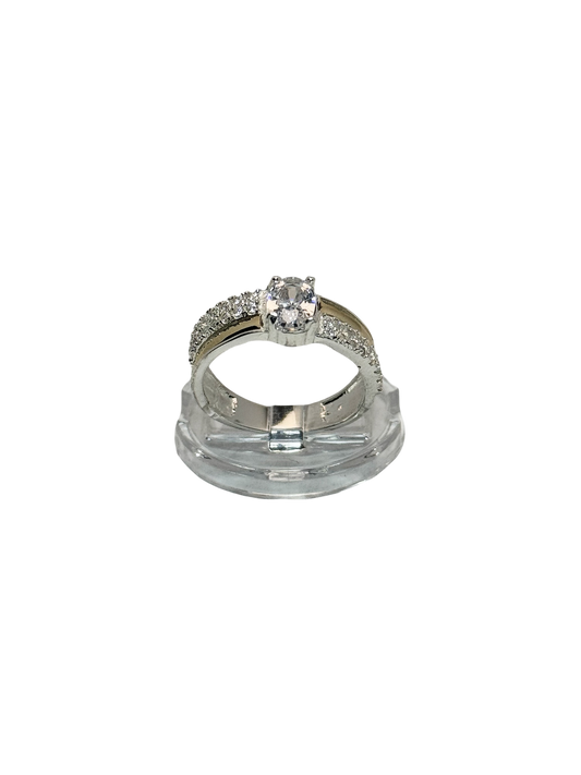 Anillo de compromiso con circonia ovalada y pave