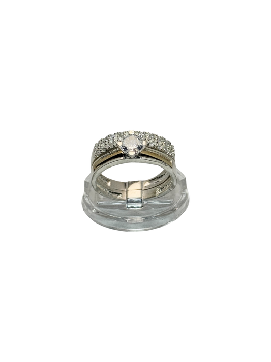 Anillo de compromiso solitario con alianza