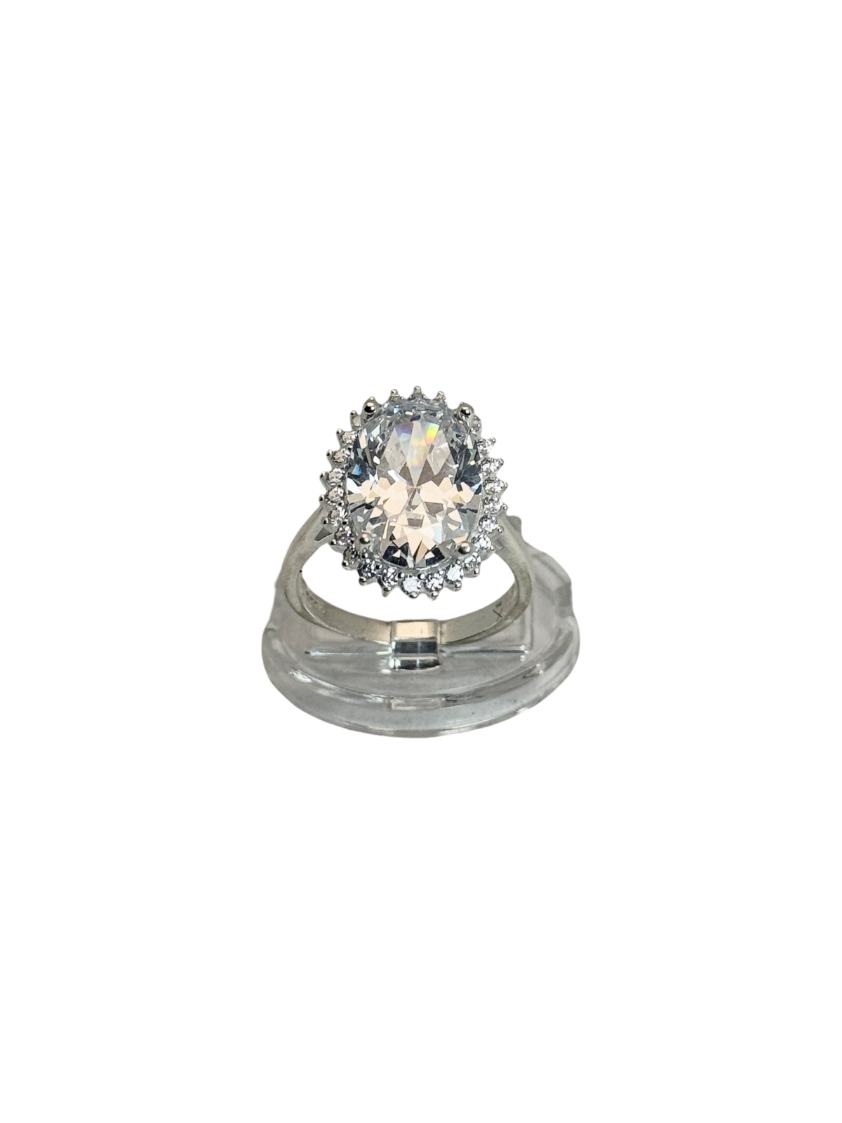 Anillo de compromiso estilo halo ovalado
