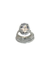 Anillo de compromiso estilo halo ovalado