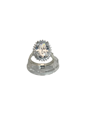 Anillo de compromiso estilo halo ovalado