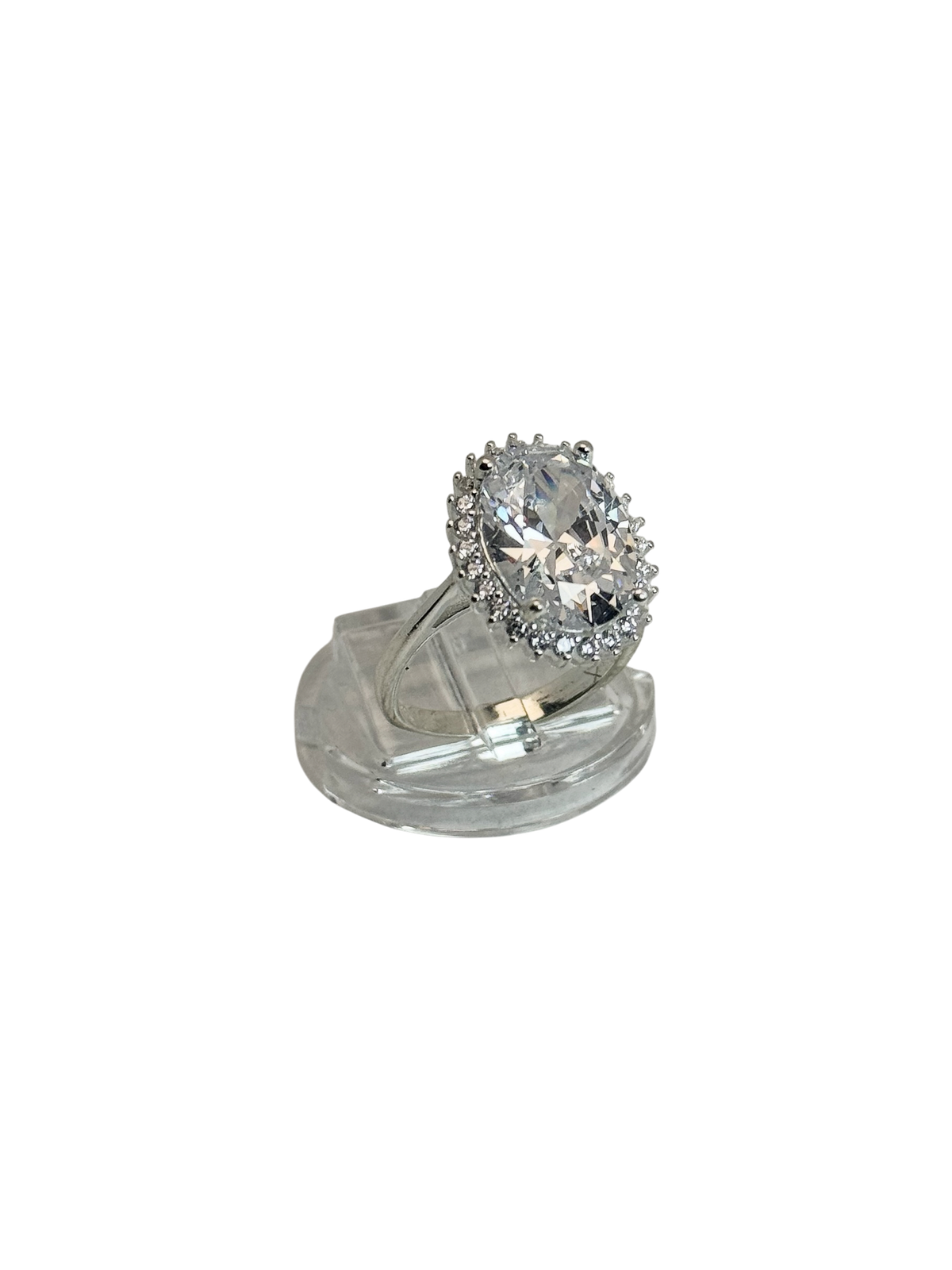Anillo de compromiso estilo halo ovalado