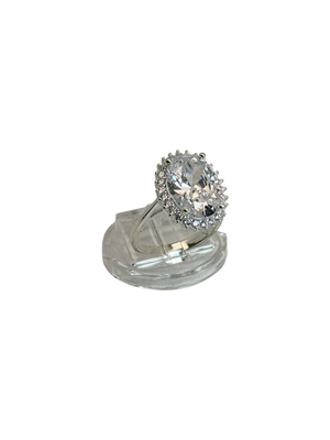 Anillo de compromiso estilo halo ovalado