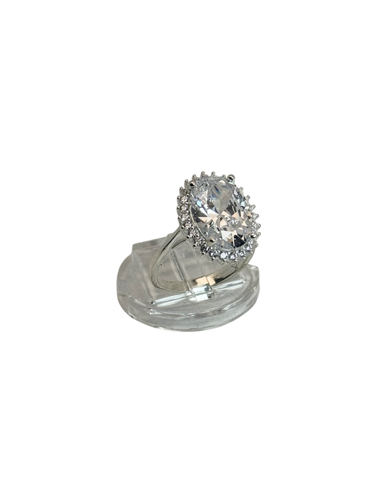 Anillo de compromiso estilo halo ovalado