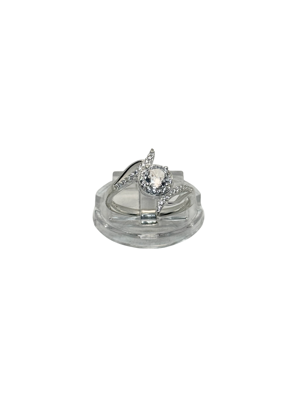 Anillo de compromiso estilo halo entrelazado