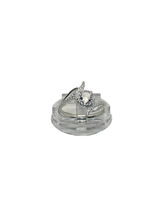 Anillo de compromiso estilo halo entrelazado