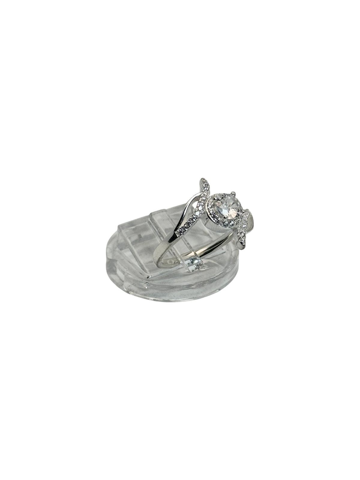 Anillo de compromiso estilo halo entrelazado