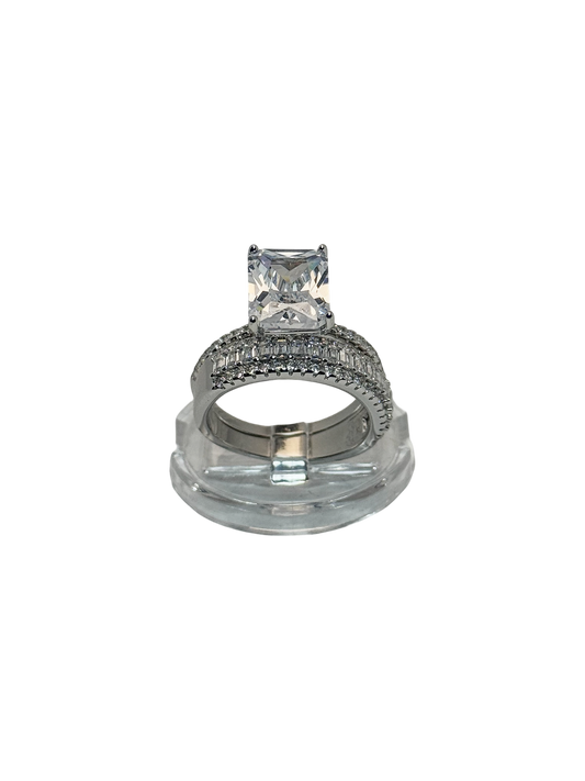 Anillo de compromiso con alianza circonia cuadrada