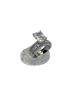 Anillo de compromiso con alianza circonia cuadrada