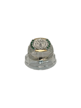 Anillo tipo sello de San Benito zircones verdes