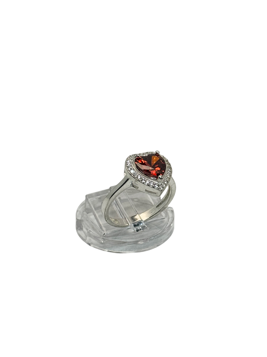 Anillo de compromiso estilo halo con corte corazón piedra roja