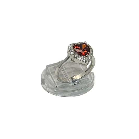 Anillo de compromiso estilo halo con corte corazón piedra roja