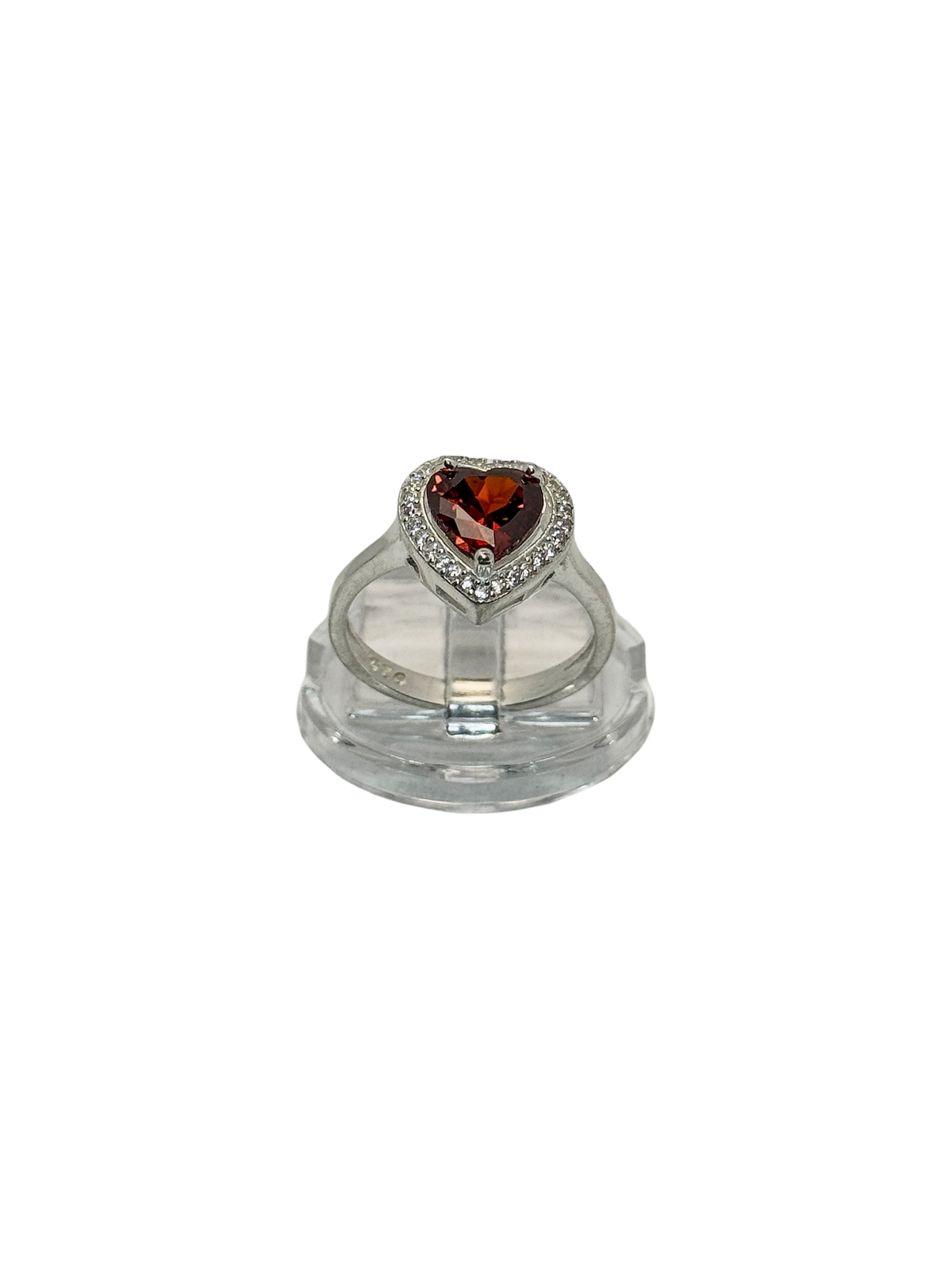 Anillo de compromiso estilo halo con corte corazón piedra roja