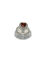 Anillo de compromiso estilo halo con corte corazón piedra roja
