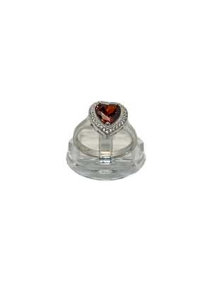 Anillo de compromiso estilo halo con corte corazón piedra roja