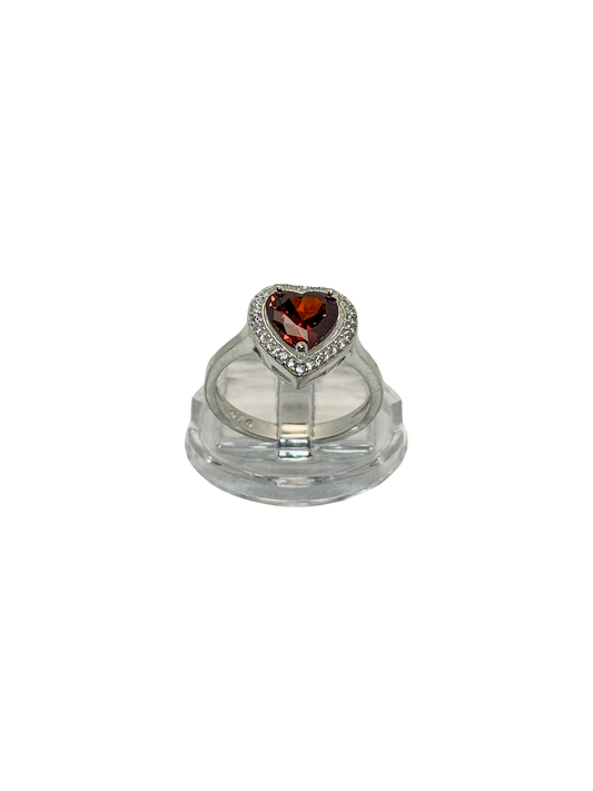 Anillo de compromiso estilo halo con corte corazón piedra roja