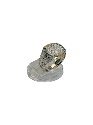 Anillo tipo sello de San Benito zircones verdes